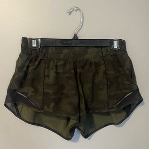 Hotty Hot Short 2.5” (green camo/size 6)